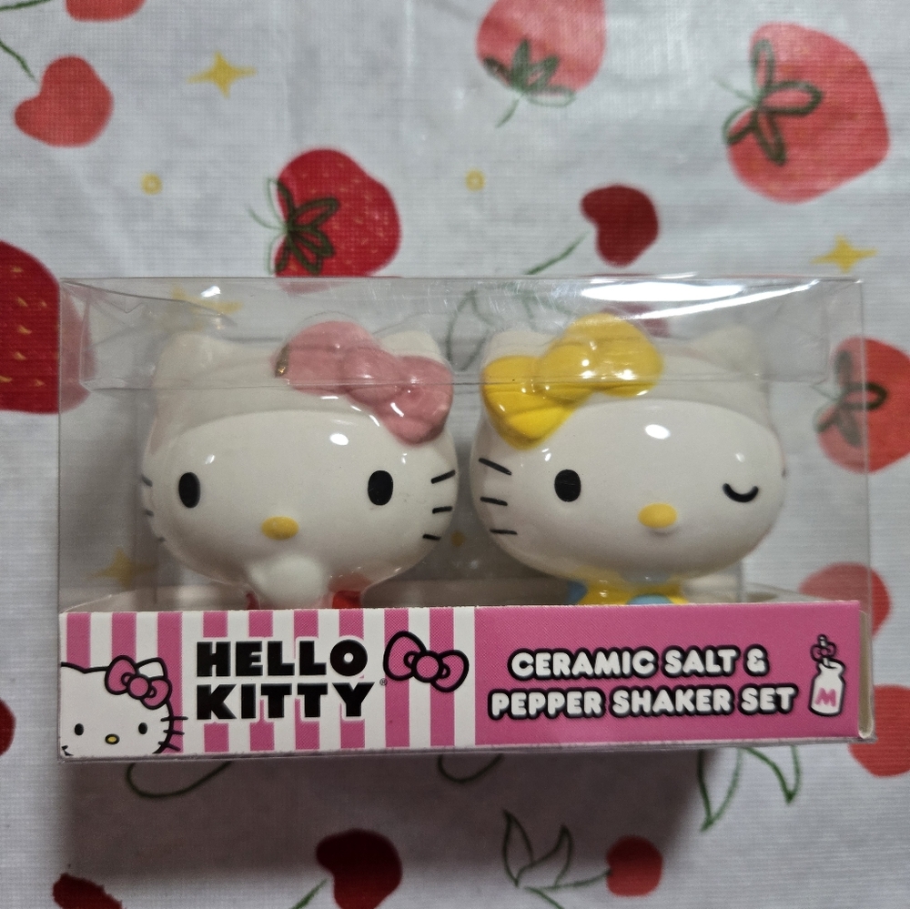 Hello Kitty Ceramic Salt and Pepper Shaker